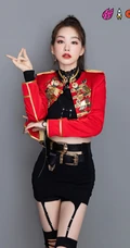 火箭少女101官微晒全成员个人照，红色勋章衣搭配黑裤或黑裙，青春靓丽