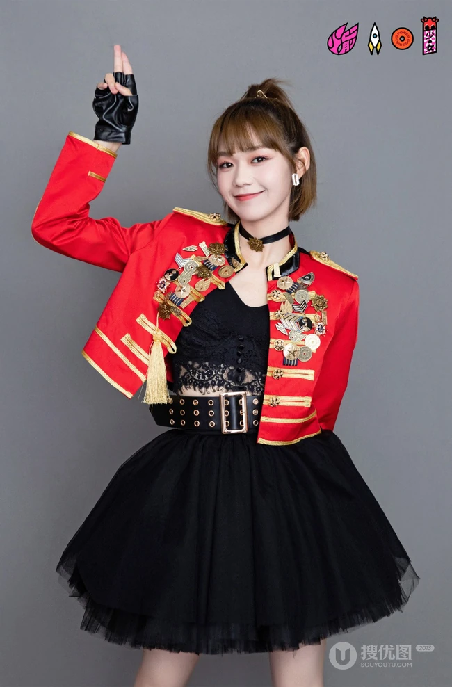 火箭少女101官微晒全成员个人照，红色勋章衣搭配黑裤或黑裙，青春靓丽
