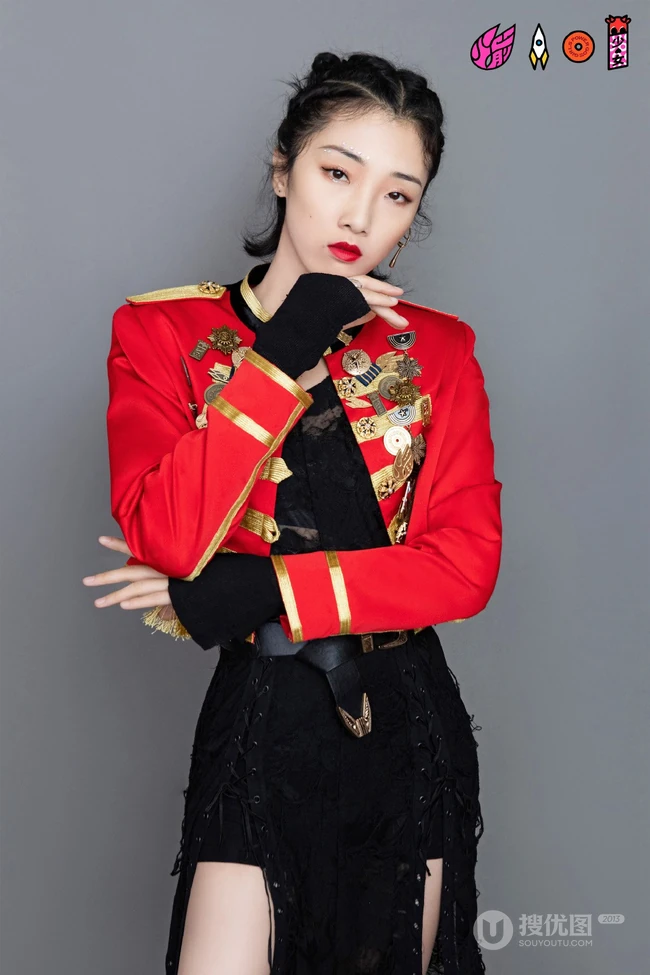 火箭少女101官微晒全成员个人照，红色勋章衣搭配黑裤或黑裙，青春靓丽