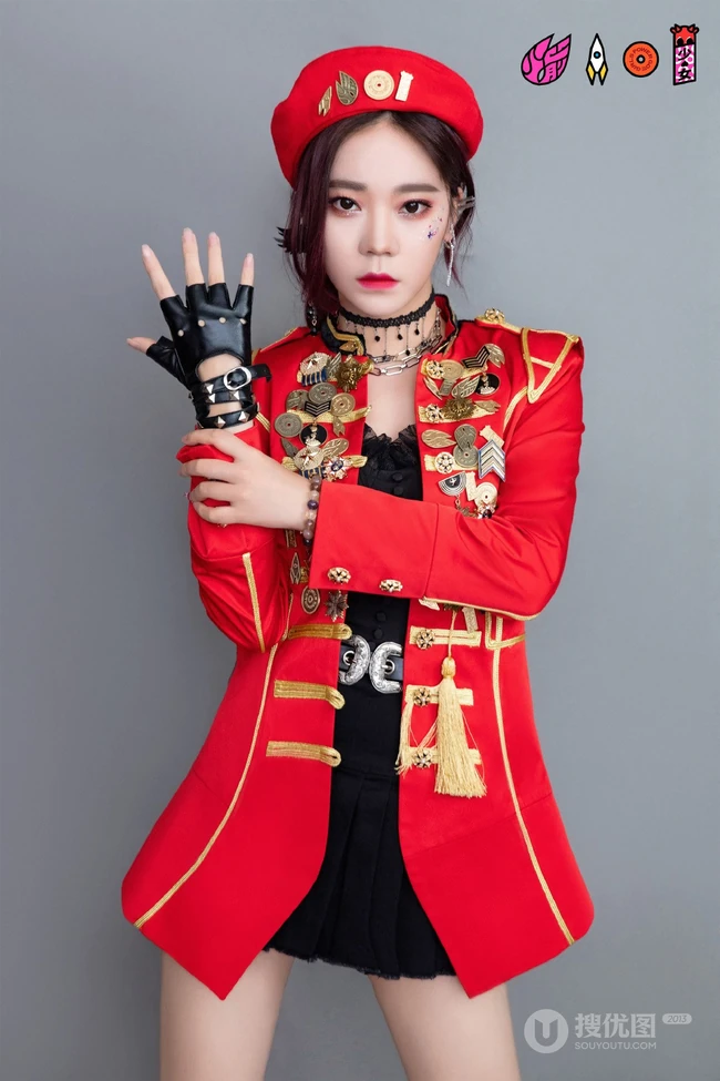 火箭少女101官微晒全成员个人照，红色勋章衣搭配黑裤或黑裙，青春靓丽