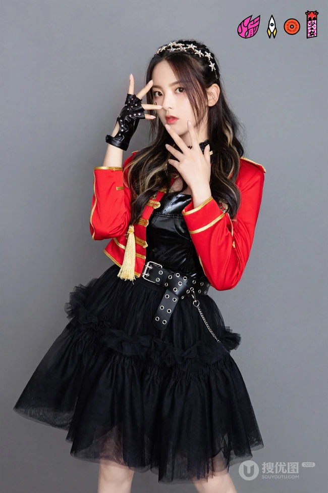 火箭少女101官微晒全成员个人照，红色勋章衣搭配黑裤或黑裙，青春靓丽
