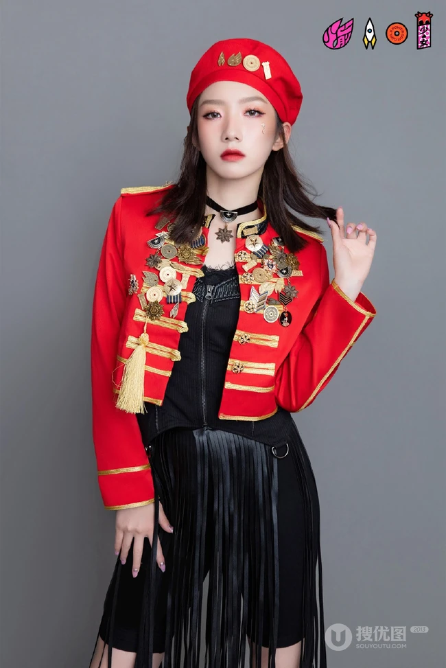 火箭少女101官微晒全成员个人照，红色勋章衣搭配黑裤或黑裙，青春靓丽
