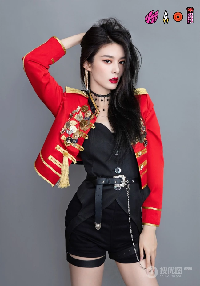 火箭少女101官微晒全成员个人照，红色勋章衣搭配黑裤或黑裙，青春靓丽