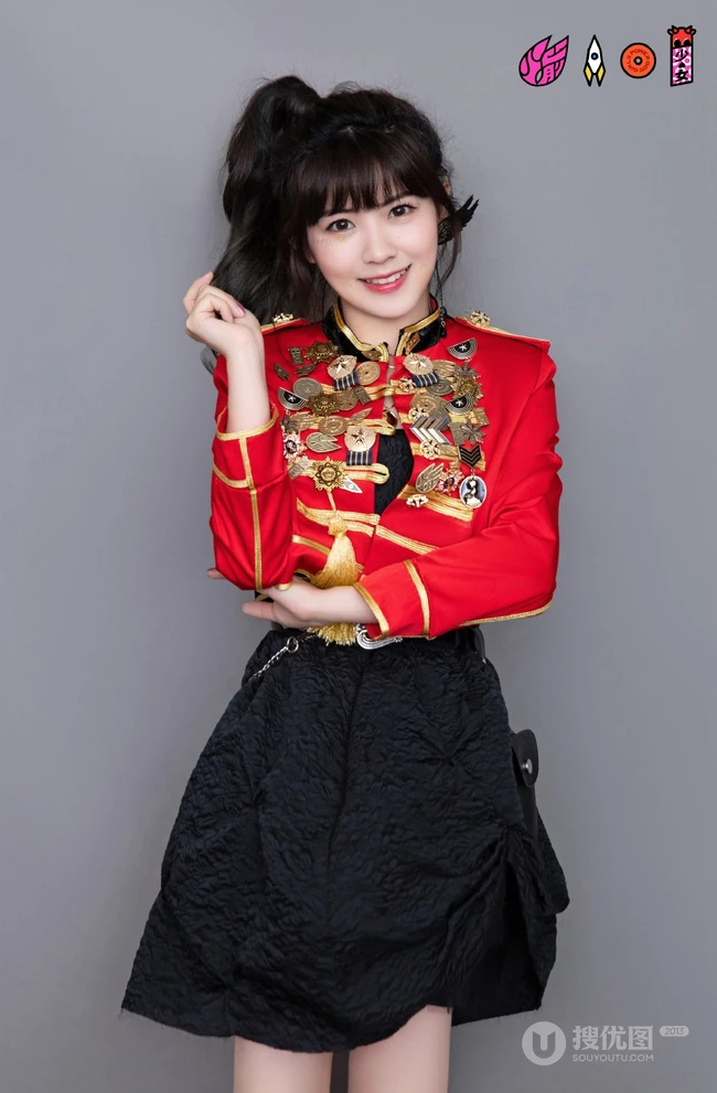 火箭少女101官微晒全成员个人照，红色勋章衣搭配黑裤或黑裙，青春靓丽