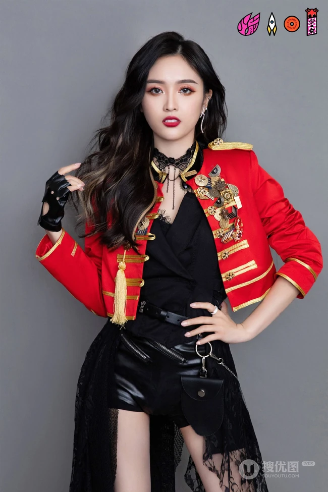 火箭少女101官微晒全成员个人照，红色勋章衣搭配黑裤或黑裙，青春靓丽