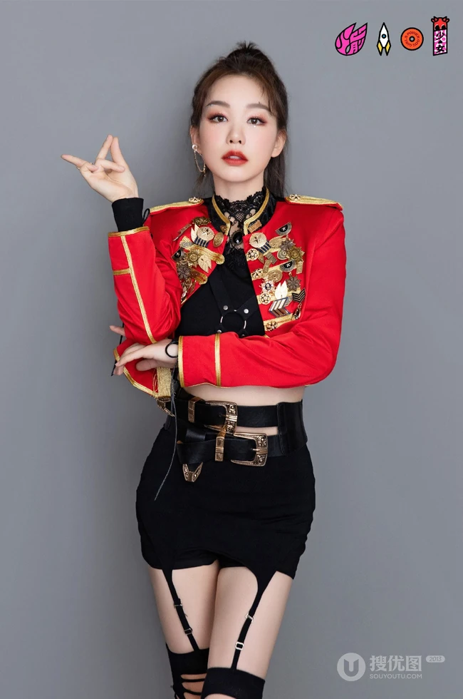火箭少女101官微晒全成员个人照，红色勋章衣搭配黑裤或黑裙，青春靓丽