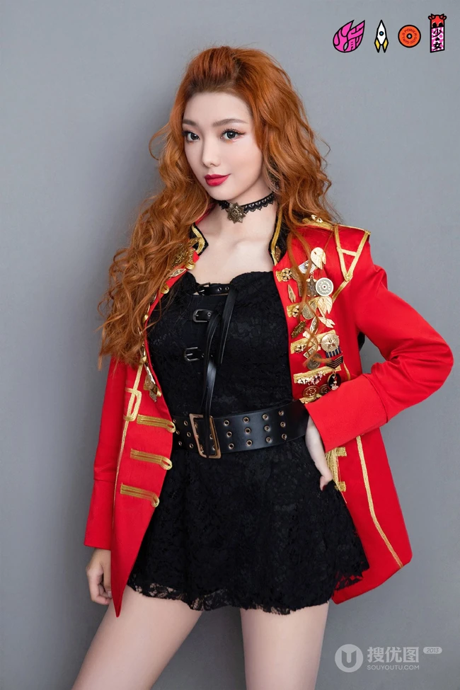 火箭少女101官微晒全成员个人照，红色勋章衣搭配黑裤或黑裙，青春靓丽