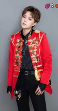 火箭少女101官微晒全成员个人照，红色勋章衣搭配黑裤或黑裙，青春靓丽