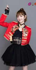 火箭少女101官微晒全成员个人照，红色勋章衣搭配黑裤或黑裙，青春靓丽