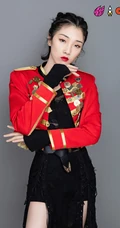 火箭少女101官微晒全成员个人照，红色勋章衣搭配黑裤或黑裙，青春靓丽