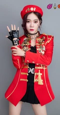 火箭少女101官微晒全成员个人照，红色勋章衣搭配黑裤或黑裙，青春靓丽
