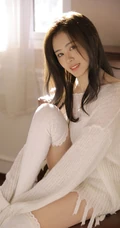 创造者2020女生成员鹂蔓白衣长筒袜可爱唯美室内照