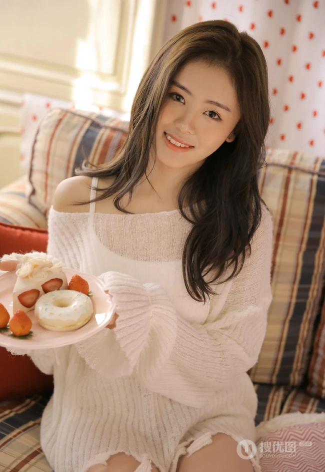 创造者2020女生成员鹂蔓白衣长筒袜可爱唯美室内照