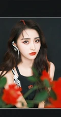 金子涵魅力红唇妆柔美舞台照及写真，黑衣短裤长筒靴，魅惑十足