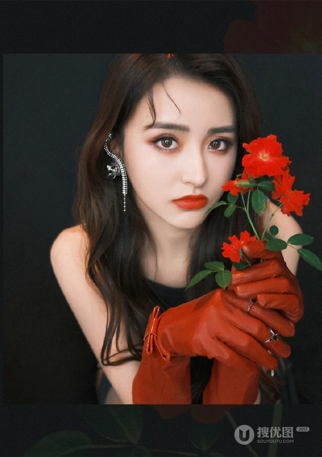 金子涵魅力红唇妆柔美舞台照及写真，黑衣短裤长筒靴，魅惑十足