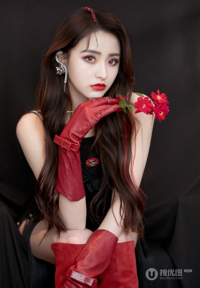 金子涵魅力红唇妆柔美舞台照及写真，黑衣短裤长筒靴，魅惑十足
