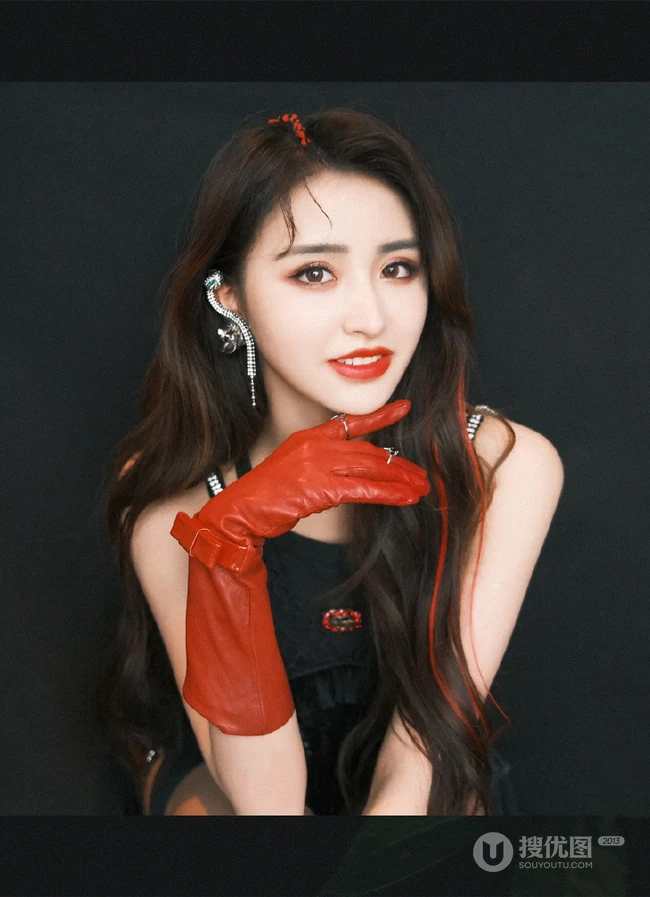 金子涵魅力红唇妆柔美舞台照及写真，黑衣短裤长筒靴，魅惑十足