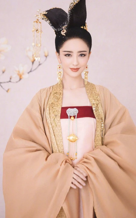 佟丽娅微博晒古装汉服装扮写真，展现端庄典雅的古代美人魅力