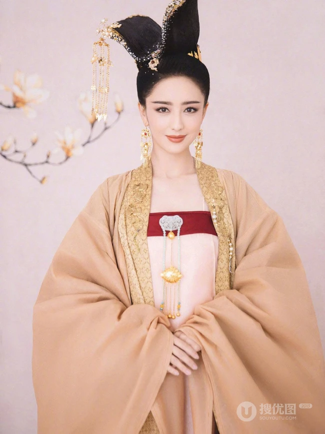佟丽娅微博晒古装汉服装扮写真，展现端庄典雅的古代美人魅力