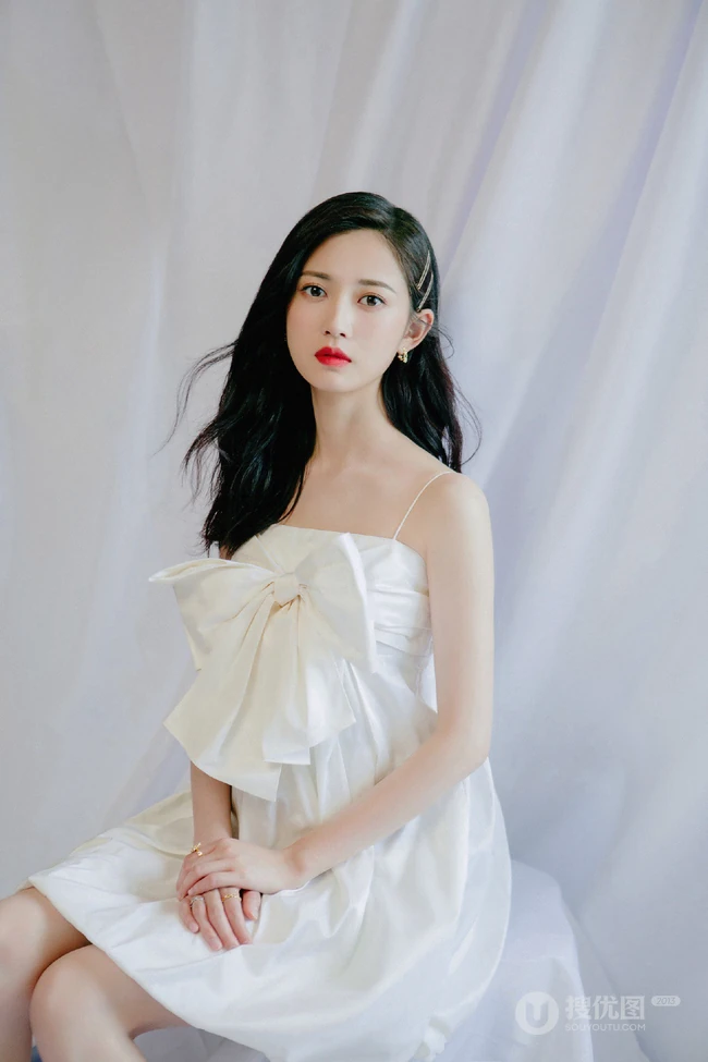 丰璟盛糖微博晒陈钰琪超有女人味优雅白裙写真图片