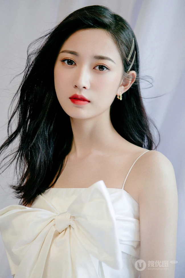 丰璟盛糖微博晒陈钰琪超有女人味优雅白裙写真图片