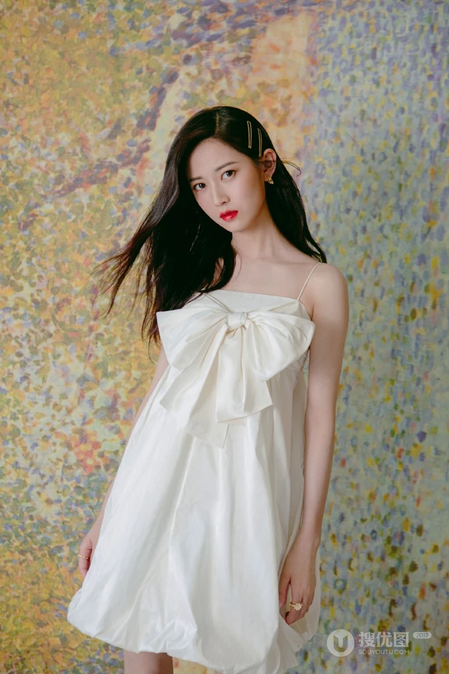丰璟盛糖微博晒陈钰琪超有女人味优雅白裙写真图片