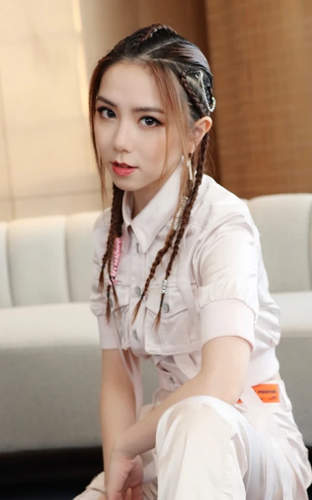 超喜欢脏辫发型的邓紫棋，全白工装服魅力写真照片