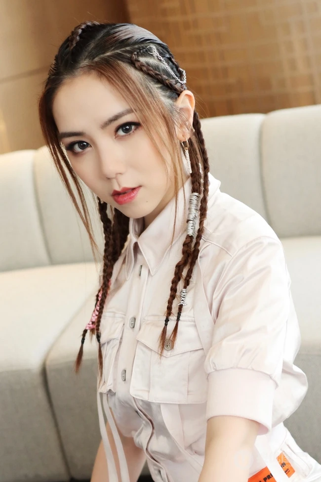 超喜欢脏辫发型的邓紫棋，全白工装服魅力写真照片