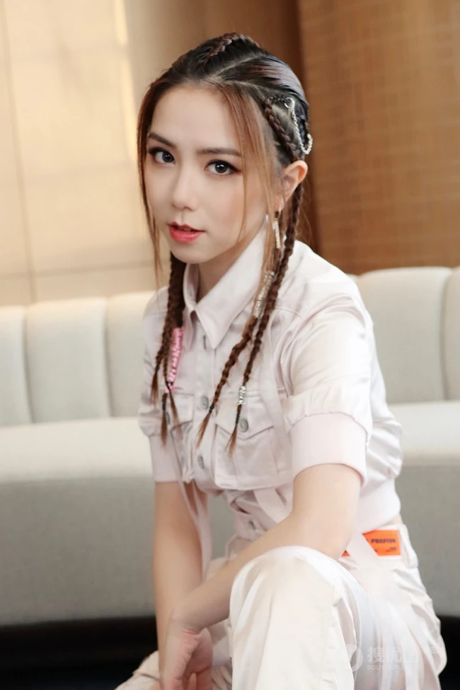 超喜欢脏辫发型的邓紫棋，全白工装服魅力写真照片
