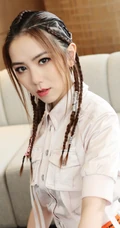 超喜欢脏辫发型的邓紫棋，全白工装服魅力写真照片