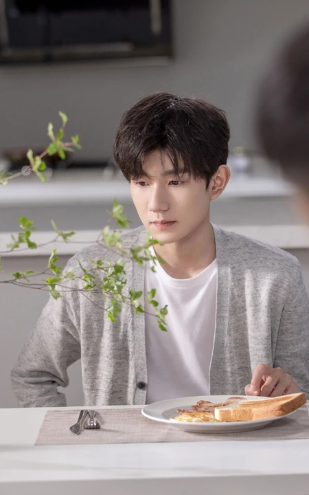 王源RoyWang晒王源居家照，静坐桌前美少年王源，干净帅气