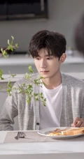 王源RoyWang晒王源居家照，静坐桌前美少年王源，干净帅气