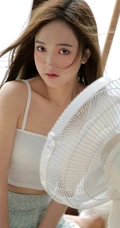 甜甜的酒窝很可爱，肩带背心短裙少女清凉居家吹风扇超美写真