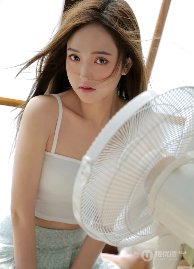 甜甜的酒窝很可爱，肩带背心短裙少女清凉居家吹风扇超美写真