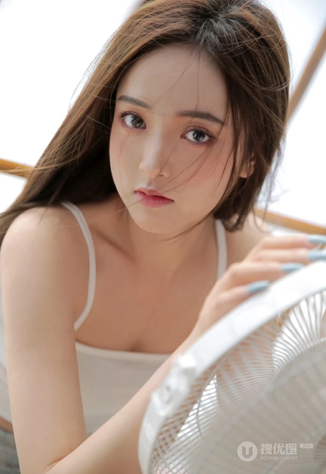 甜甜的酒窝很可爱，肩带背心短裙少女清凉居家吹风扇超美写真