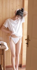 你很难想象女生的腰有多细，纤细线条丸子头少女准备沐浴写真图集