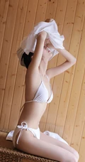 你很难想象女生的腰有多细，纤细线条丸子头少女准备沐浴写真图集