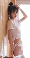 你很难想象女生的腰有多细，纤细线条丸子头少女准备沐浴写真图集