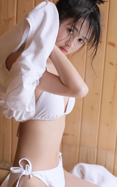 你很难想象女生的腰有多细，纤细线条丸子头少女准备沐浴写真图集
