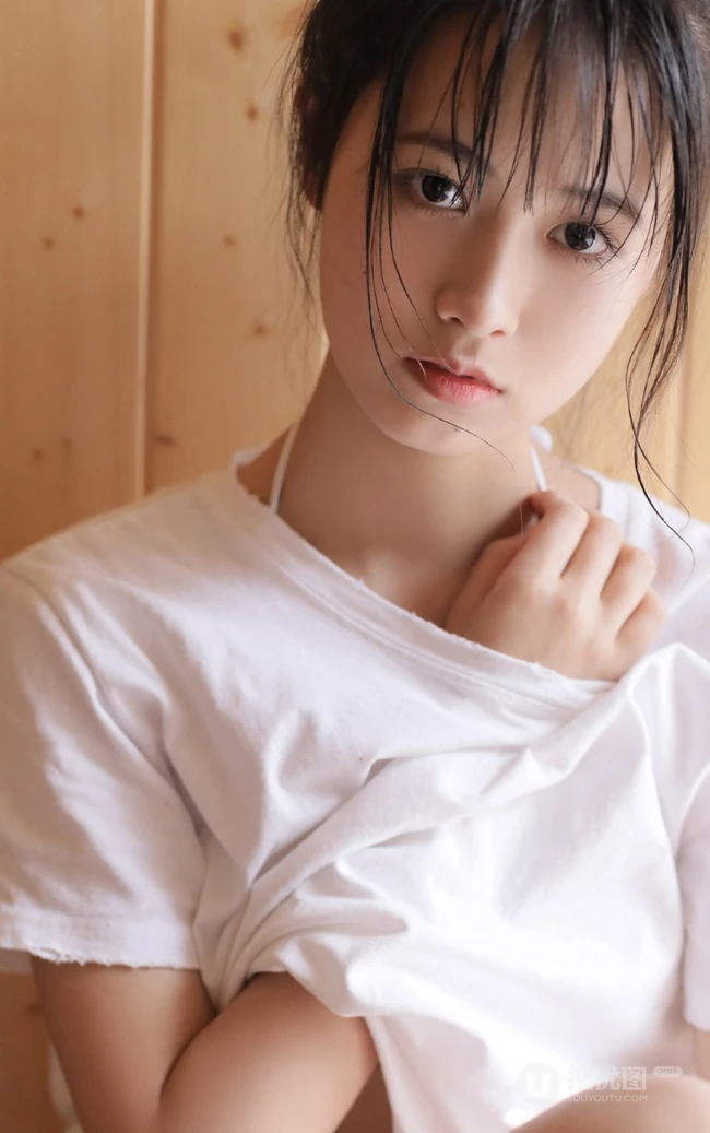 你很难想象女生的腰有多细，纤细线条丸子头少女准备沐浴写真图集