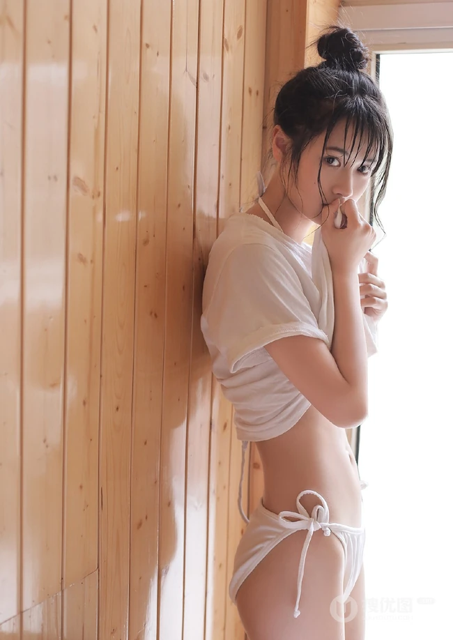 你很难想象女生的腰有多细，纤细线条丸子头少女准备沐浴写真图集