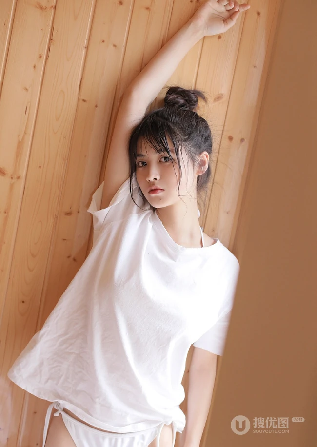 你很难想象女生的腰有多细，纤细线条丸子头少女准备沐浴写真图集