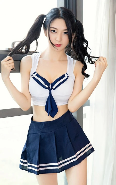 双马尾发型的小热巴更有魅力，新疆女生小热巴JK制服短裙写真美照