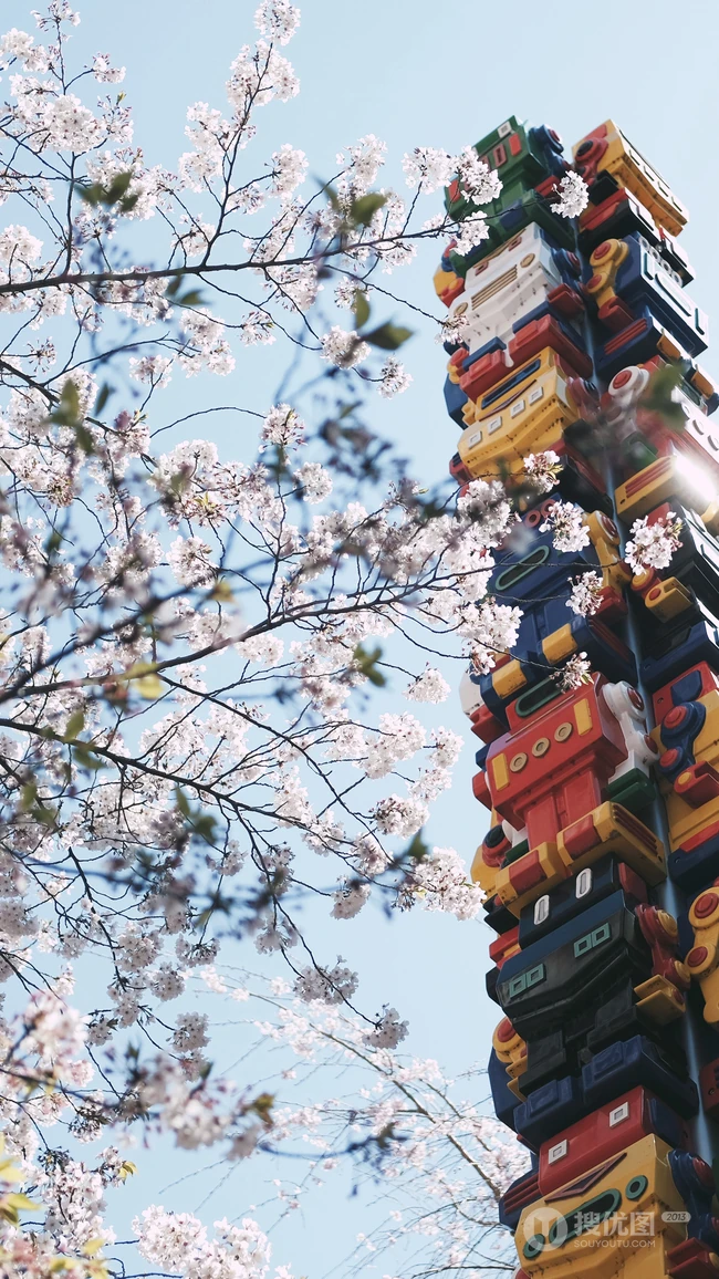 日本传统标志性建筑前的樱花手机壁纸