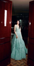关晓彤薄荷绿V领长裙仙气婀娜写真