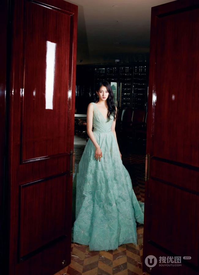 关晓彤薄荷绿V领长裙仙气婀娜写真