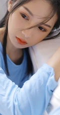 想来片柠檬吗？口含柠檬片的超美蓝衣三角裤女生洗衣房写真