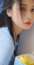 想来片柠檬吗？口含柠檬片的超美蓝衣三角裤女生洗衣房写真