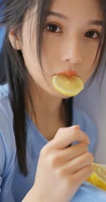 想来片柠檬吗？口含柠檬片的超美蓝衣三角裤女生洗衣房写真