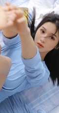 想来片柠檬吗？口含柠檬片的超美蓝衣三角裤女生洗衣房写真